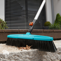 Комплект Gardena: Щетка для дорожек + Рукоятка деревянная 130 см