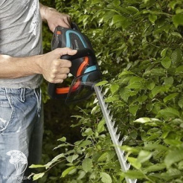 Аккумуляторные ножницы для живой изгороди Gardena PowerCut Li-40/60 с аккумулятором в комплекте