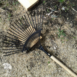  Грабли веерные деревянный черенок SolidTM