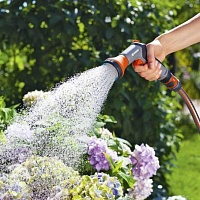 Комплект: Пистолет для полива многофункциональный Gardena Classic + Коннектор Gardena стандартный 1/2"